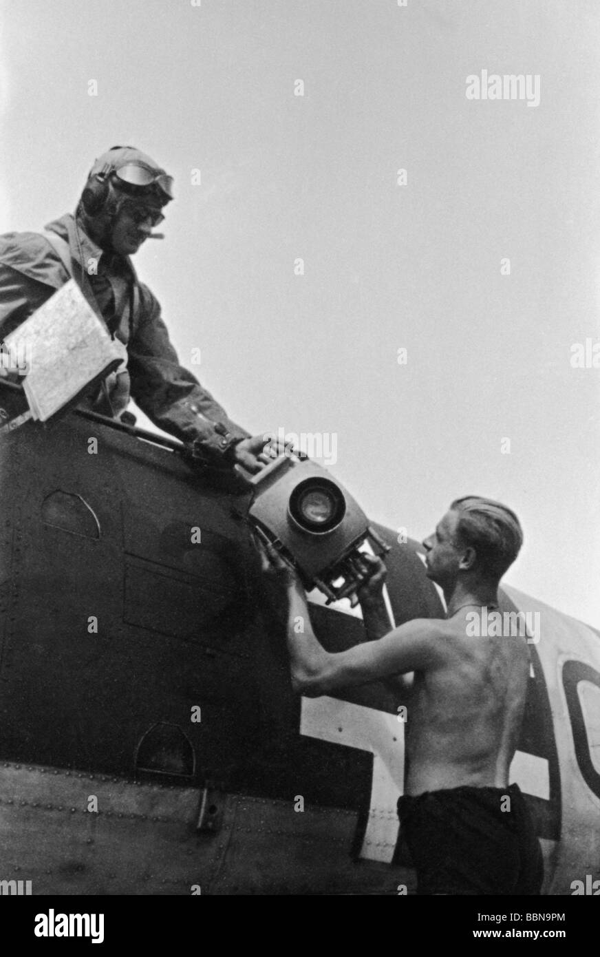 Eventi, Seconda guerra mondiale / seconda guerra mondiale, Russia, guerra aerea, osservatore di un aereo tedesco di ricognizione Henschel Hs 126 prendendo una macchina fotografica a bordo, fronte orientale, giugno 1941, Foto Stock