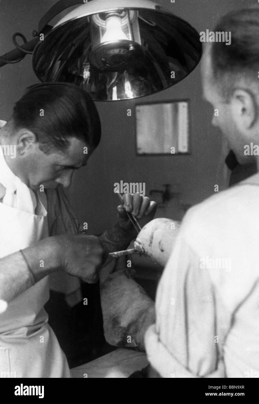 Eventi, Seconda guerra mondiale / seconda guerra mondiale, servizio medico, chirurgo Wehrmacht durante un amputazione di gambe, circa 1944, Foto Stock