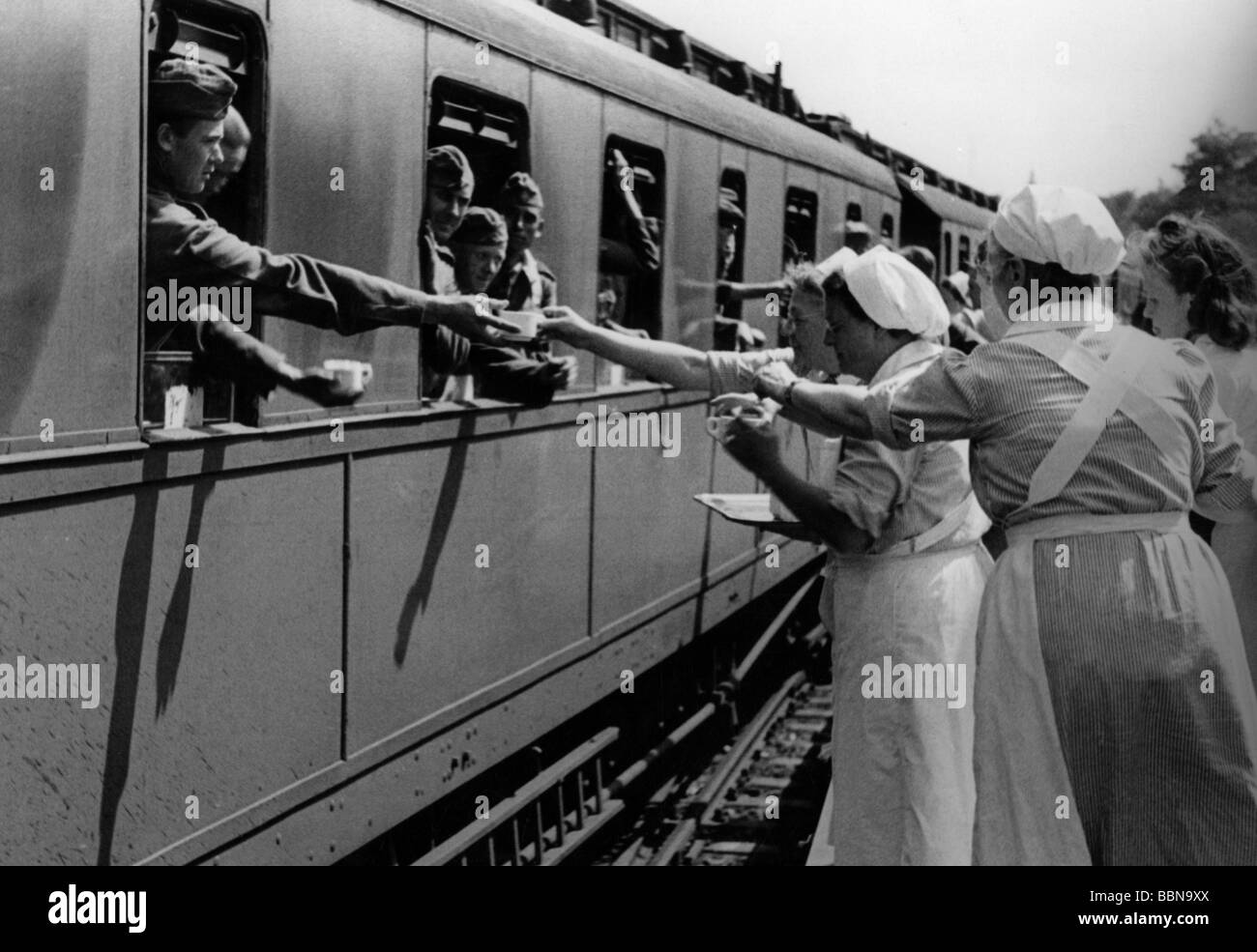 Eventi, Seconda guerra mondiale / seconda guerra mondiale, Germania, assistenza medica, infermieri che forniscono soldati feriti da un treno ospedaliero tedesco con bevande, 1941, Foto Stock