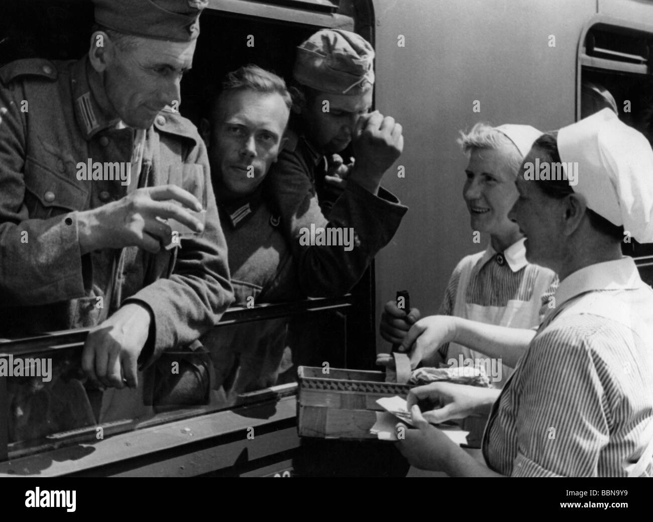 Eventi, Seconda guerra mondiale / seconda guerra mondiale, Germania, assistenza medica, infermieri che forniscono soldati feriti da un treno ospedaliero tedesco con cibo, 1941, Foto Stock