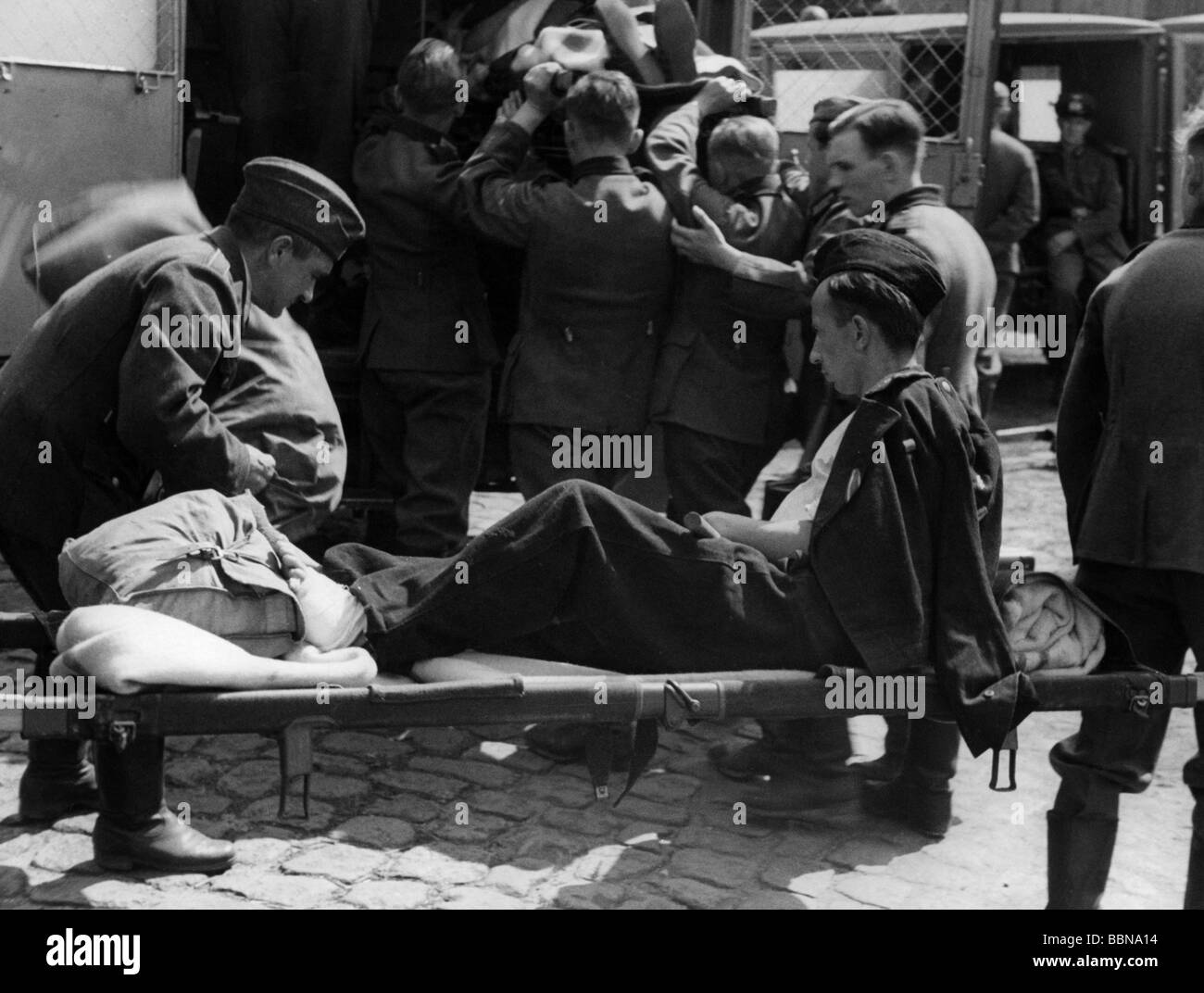 Eventi, Seconda Guerra Mondiale / WWII, servizio medico, ferito i soldati tedeschi vengono caricati in ambulanze, Germania, circa 1942, Foto Stock