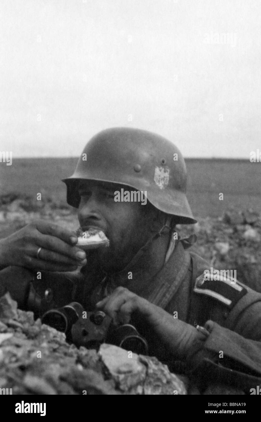 Eventi, Seconda guerra mondiale / seconda guerra mondiale, Russia 1944 / 1945, Crimea, Sevastopol, NCO tedesco in una trincea, 30.4.1944, dugout, fronte orientale, URSS, Wehrmacht, 20th secolo, storico, storico, Unione Sovietica, soldati, soldato, mangiare, casco in acciaio, binocolo, vetro da campo, ritratto, 1940s, persone, Foto Stock