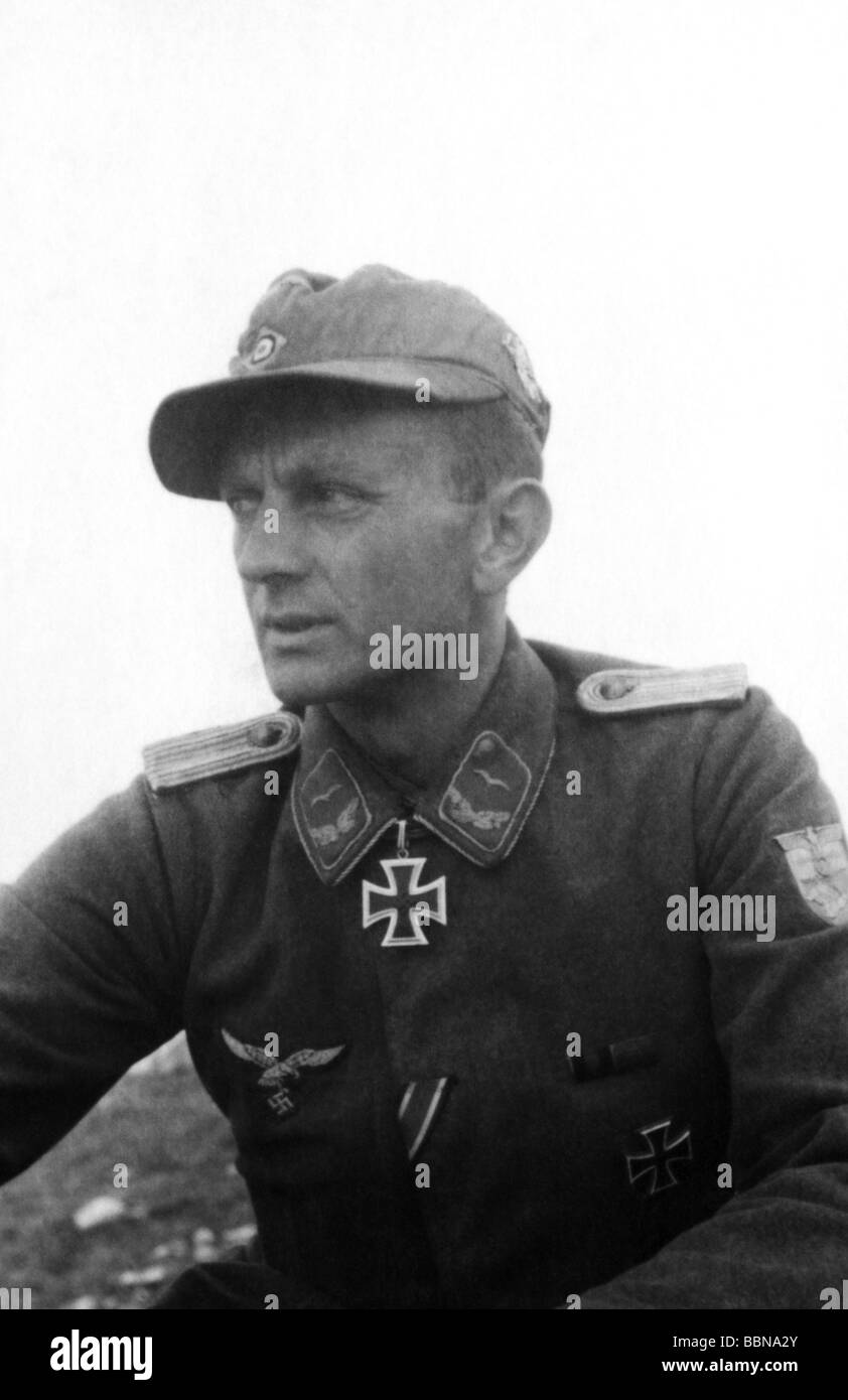 Eventi, Seconda Guerra Mondiale / Seconda Guerra Mondiale, Russia 1944 / 1945, Crimea, Sevastopol, Tenente Johann (Hans) Muhr, 5. / Flak - Abteilung 505, titolare della Croce del Cavaliere, foto scattata il 30.4.1944, ritratto, soldato, soldati, persone, medaglia, Leutnant, Luftwaffe, Wehrmacht, 20th secolo, storico, storico, Terzo Reich, fronte orientale, AA, antiaereo, Unione Sovietica, URSS, Germania, ufficiale, ufficiali, Flak-Abteilung, Croce di ferro, destinatari, 1940s, destinatari, persone Foto Stock