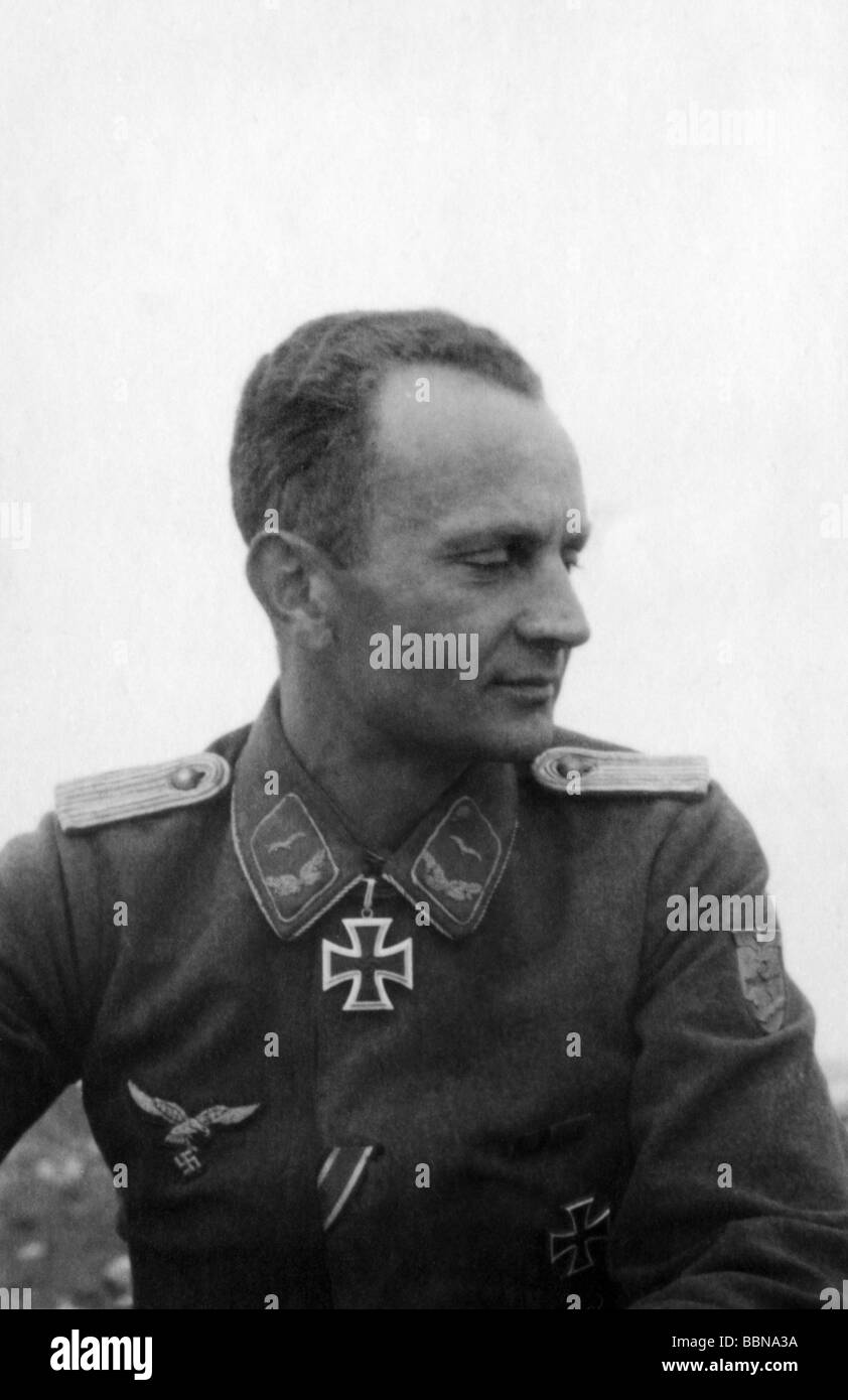 Eventi, Seconda Guerra Mondiale / Seconda Guerra Mondiale, Russia 1944 / 1945, Crimea, Sevastopol, Tenente Johann (Hans) Muhr, 5. / Flak - Abteilung 505, titolare della Croce del Cavaliere, foto scattata il 30.4.1944, ritratto, soldato, soldati, persone, medaglia, Leutnant, Luftwaffe, Wehrmacht, 20th secolo, storico, storico, Terzo Reich, fronte orientale, AA, antiaereo, Unione Sovietica, URSS, Germania, ufficiale, ufficiali, Flak-Abteilung, Croce di ferro, destinatari, 1940s, destinatari, persone Foto Stock