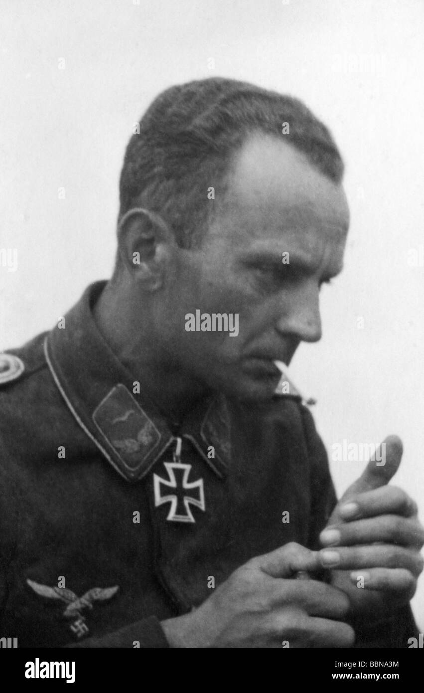 Eventi, Seconda Guerra Mondiale / Seconda Guerra Mondiale, Russia 1944 / 1945, Crimea, Sevastopol, Tenente Johann (Hans) Muhr, 5. / Flak - Abteilung 505, detentore della Croce del Cavaliere, foto scattata il 30.4.1944, ritratto, soldato, soldati, persone, medaglia, Leutnant, Luftwaffe, Wehrmacht, 20th secolo, storico, storico, Terzo Reich, fronte orientale, AA, antiaereo, Unione Sovietica, URSS, Germania, ufficiale, ufficiali, Flak-Abteilung, ferro Croce, destinatari di sigarette, 1940s, destinatari di sigarette, persone, destinatari, destinatari di sigarette, Foto Stock