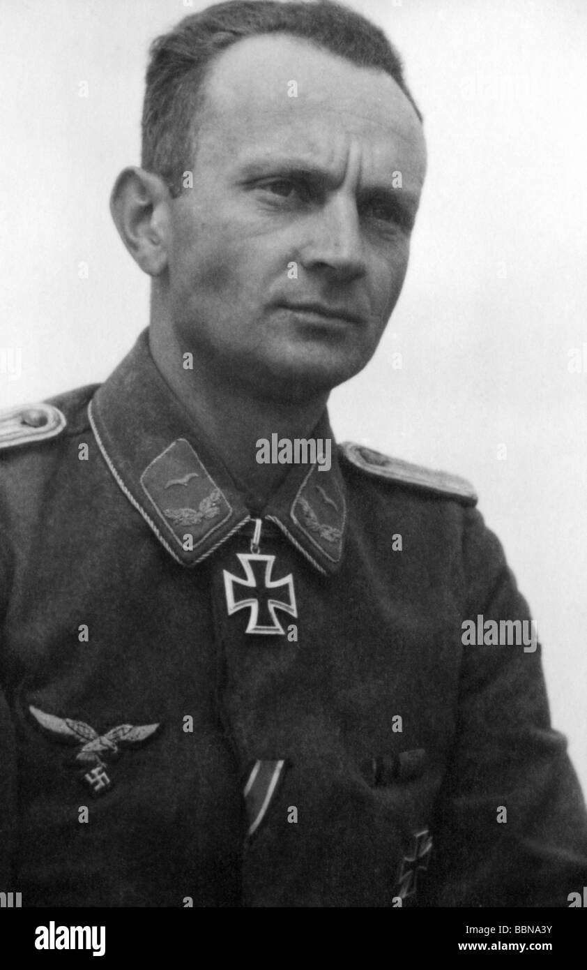 Eventi, Seconda Guerra Mondiale / Seconda Guerra Mondiale, Russia 1944 / 1945, Crimea, Sevastopol, Tenente Johann (Hans) Muhr, 5. / Flak - Abteilung 505, titolare della Croce del Cavaliere, foto scattata il 30.4.1944, ritratto, soldato, soldati, persone, medaglia, Leutnant, Luftwaffe, Wehrmacht, 20th secolo, storico, storico, Terzo Reich, fronte orientale, AA, antiaereo, Unione Sovietica, URSS, Germania, ufficiale, ufficiali, Flak-Abteilung, Croce di ferro, destinatari, 1940s, destinatari, persone Foto Stock