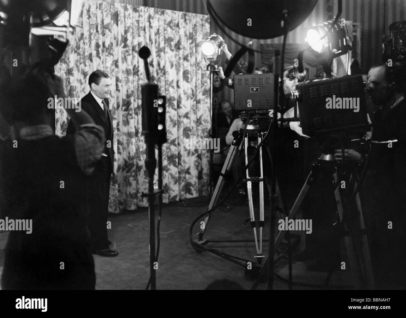 Broadcast, televisione, studio, registrazione, annunciatore, Nordwestdeutscher Rundfunk (Northwest German Broadcasting, NWDR), Studios, Amburgo, circa 1952, Foto Stock