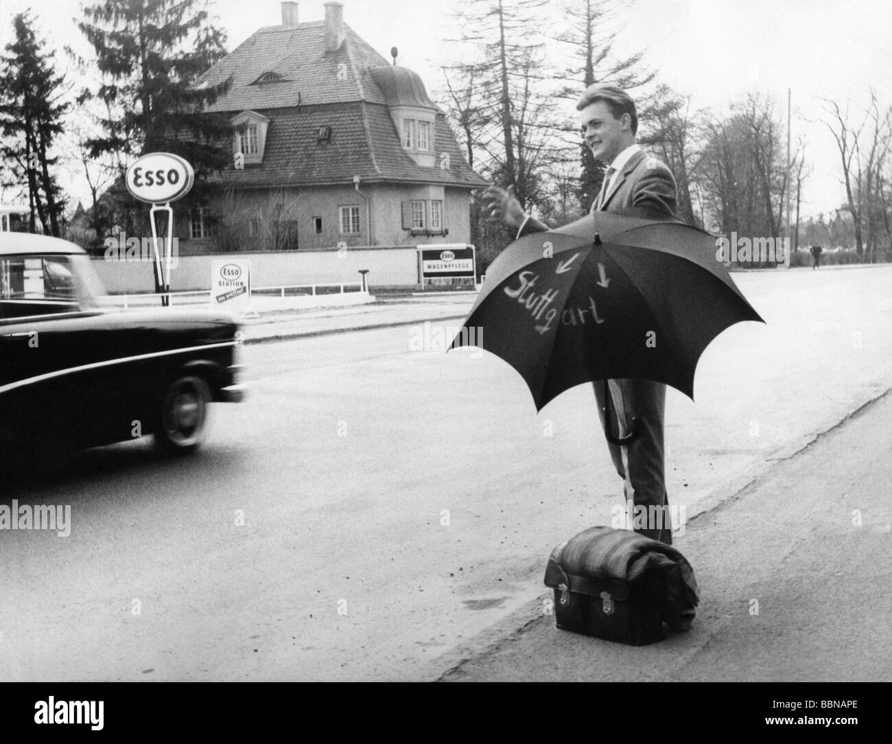 Trasporto / trasporto, strada, hiking, backpacking, hitchhiker in una strada sulla strada per Stoccarda, Germania, 1960s, Foto Stock