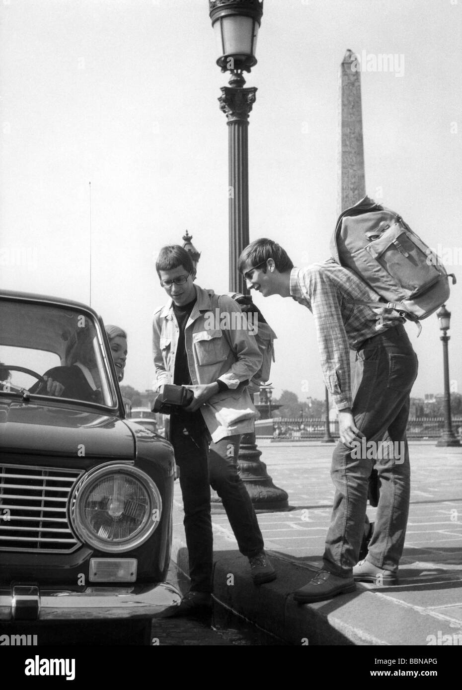 Turismo, escursioni a piedi, backpacking, hitchhiker a Place de la Concorde, Parigi, Francia, 1967, Foto Stock