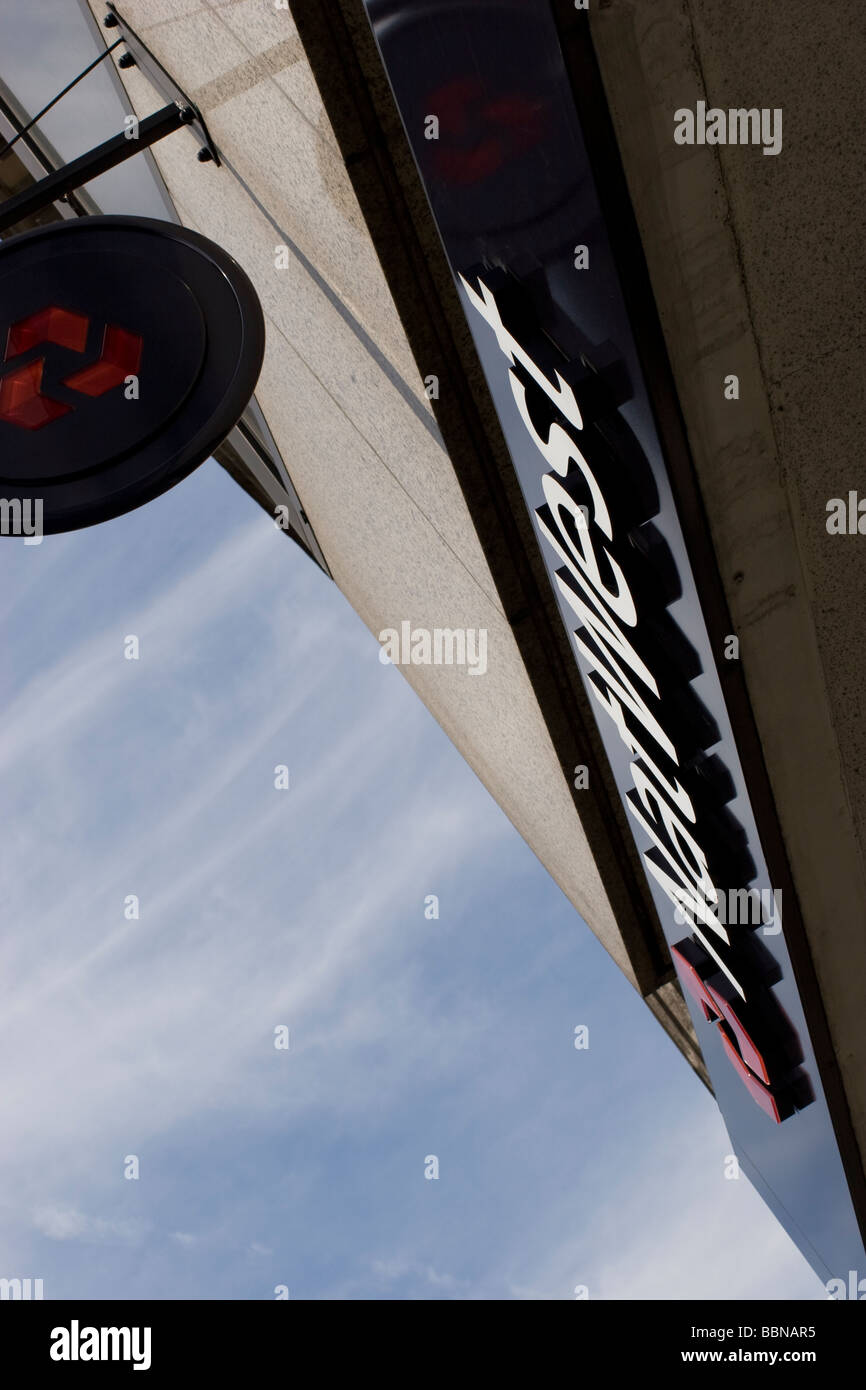 Natwest National Westminster Bank firmare con il blu del cielo Foto Stock