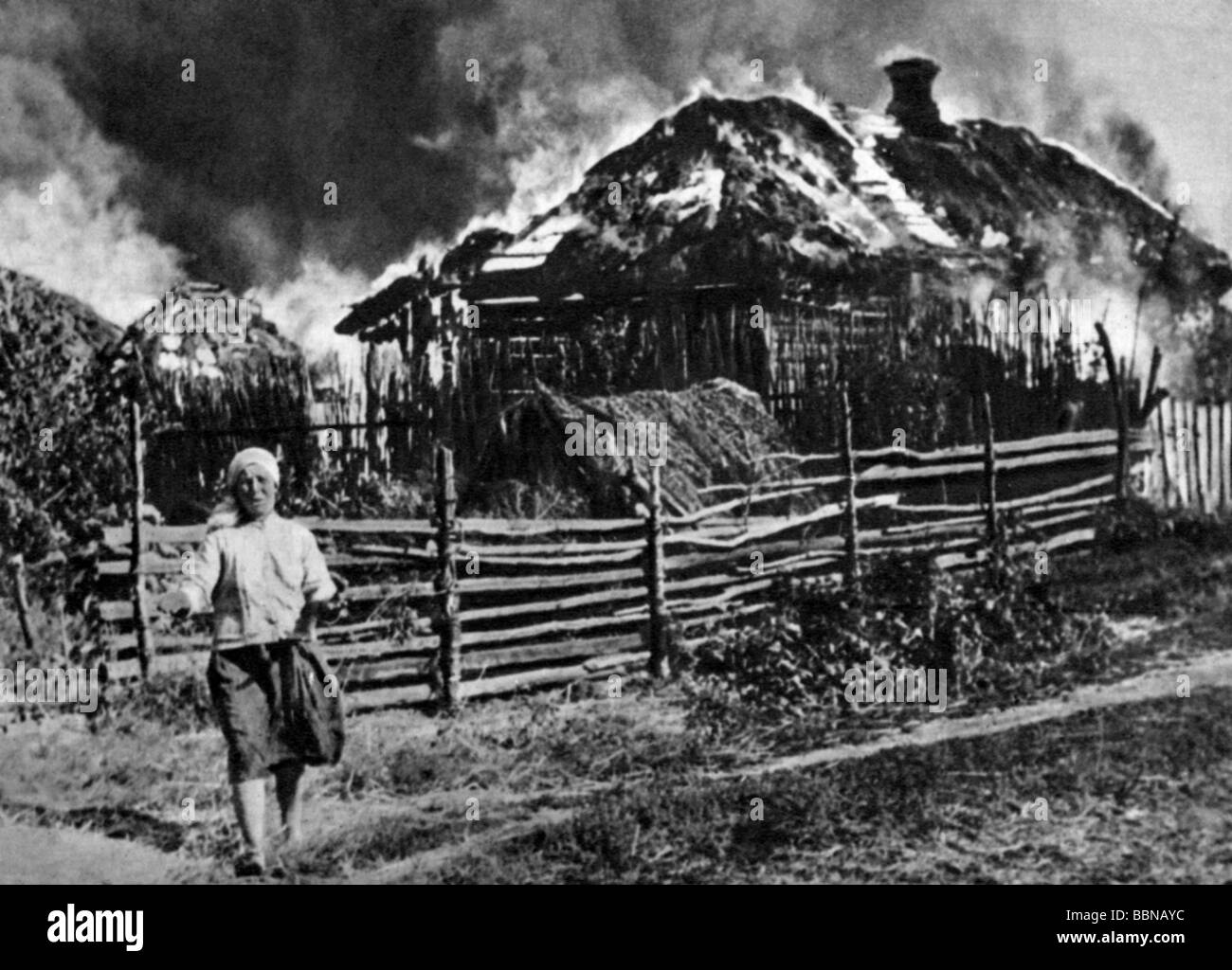 Eventi, Seconda guerra mondiale / seconda guerra mondiale, Russia 1942 / 1943, donna contadina russa di fronte alla sua casa bruciante, circa 1943, Foto Stock