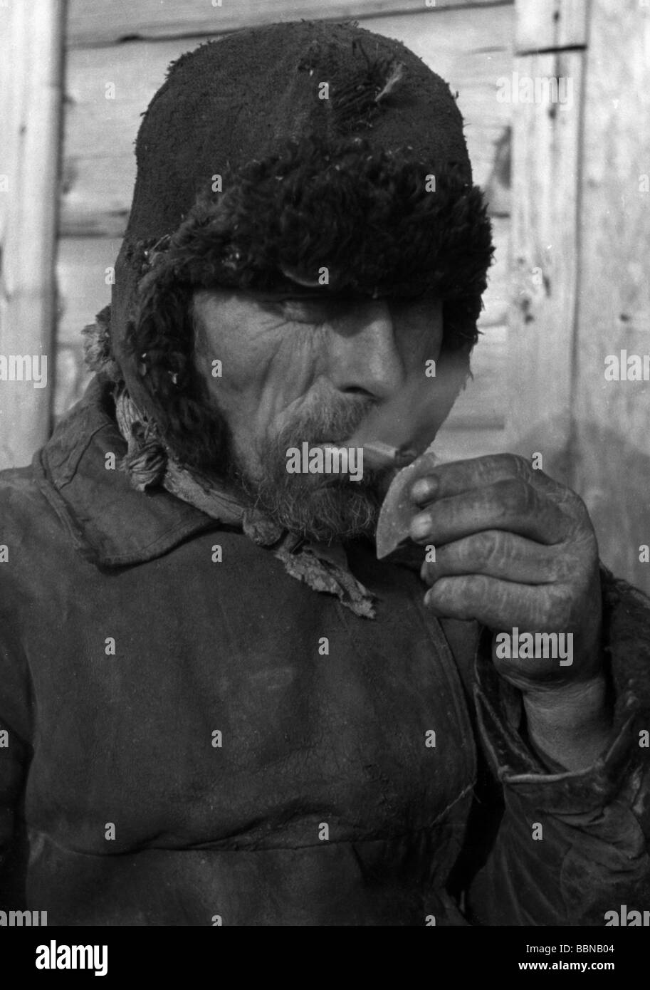 Geografia / viaggio, Russia, persone, ritratto di un agricoltore russo, illuminazione di una sigaretta, autunno 1941, Foto Stock