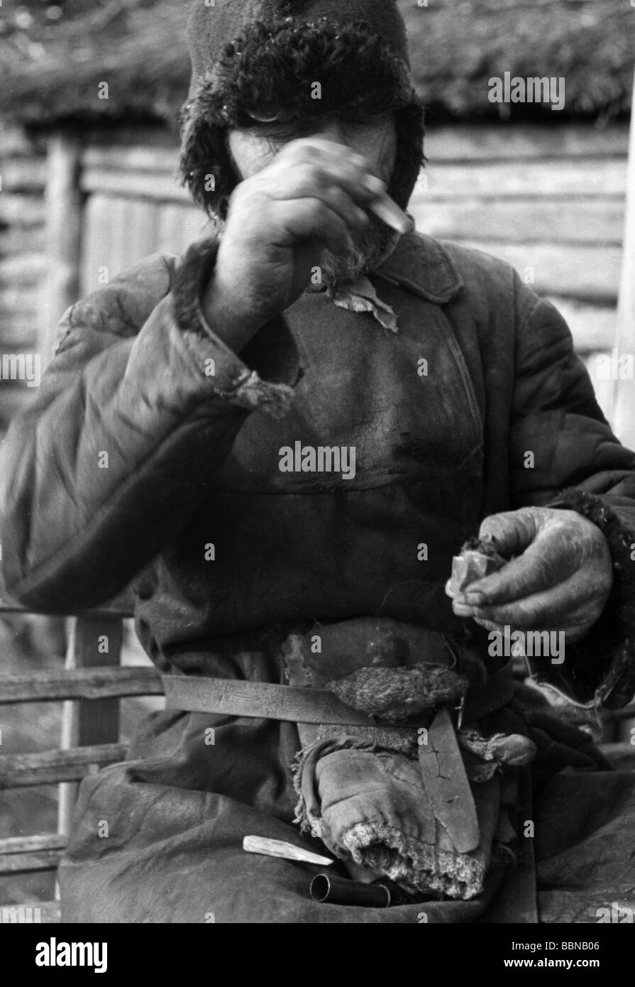 Geografia / viaggio, Russia, persone, agricoltore russo che fa fuoco con accendino primitivo, autunno 1941, Foto Stock