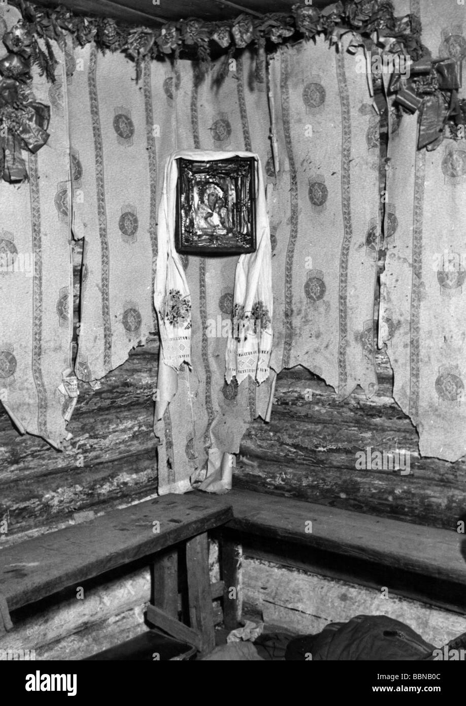 Geografia / viaggio, Russia, persone, angolo di preghiera con icona in una casa colonica russa, Sytshevka vicino Smolensk, autunno 1941, Foto Stock