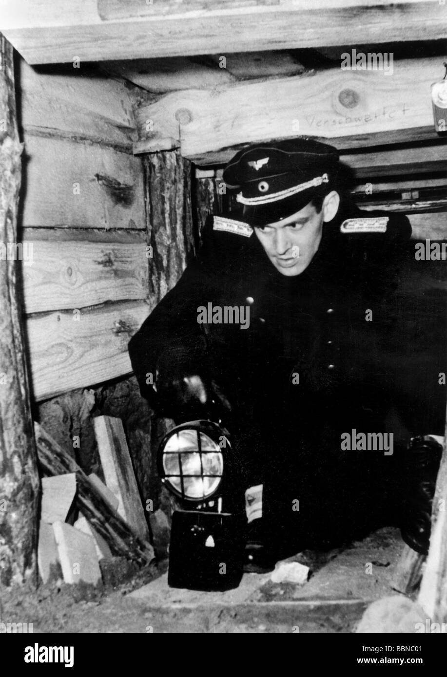Geografia / viaggio, Germania, Berlino, muro, ufficiale della Reichsbahn nel tunnel in cui al 24.1.1962 28 persone sono fuggiti a Berlino Ovest, Germania Est, GDR, DDR, Repubblica democratica tedesca, Berlino Est, tunnel di fuga, abbandono dalla repubblica, fuga, funzionari, ferrovia, ferrovia, ferrovie, ferrovie, funzionario ferroviario, lampada da minatore, lampada da fossa, Pit light, lampada di sicurezza, lampada Davy, lampade da minatore, lampade da miniera, lampade da pozzo, luci da pozzo, lampade di sicurezza, lampade Davy, lampada da miniera, guerra fredda, politica, politica, 20th secolo, confine interno tedesco, 1960s, 60s, uniforme, uni, Foto Stock