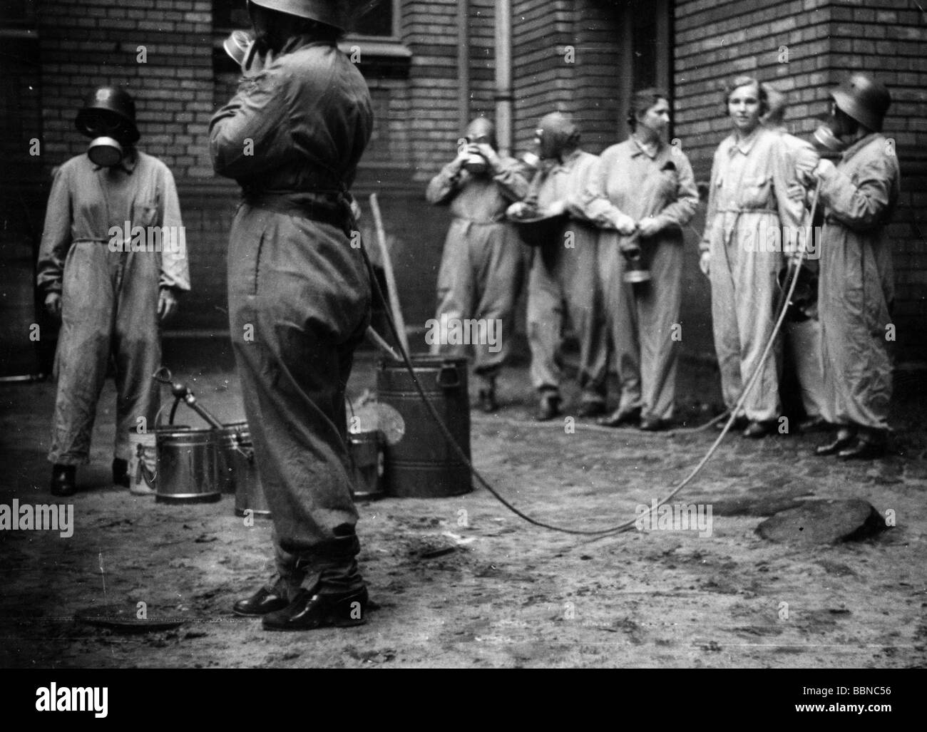 Eventi, Seconda guerra mondiale / seconda guerra mondiale, guerra aerea, Germania, una centrale di vigili del fuoco durante una perforazione di raid aereo, Berlino, circa 1942, donne durante i preparativi, Foto Stock