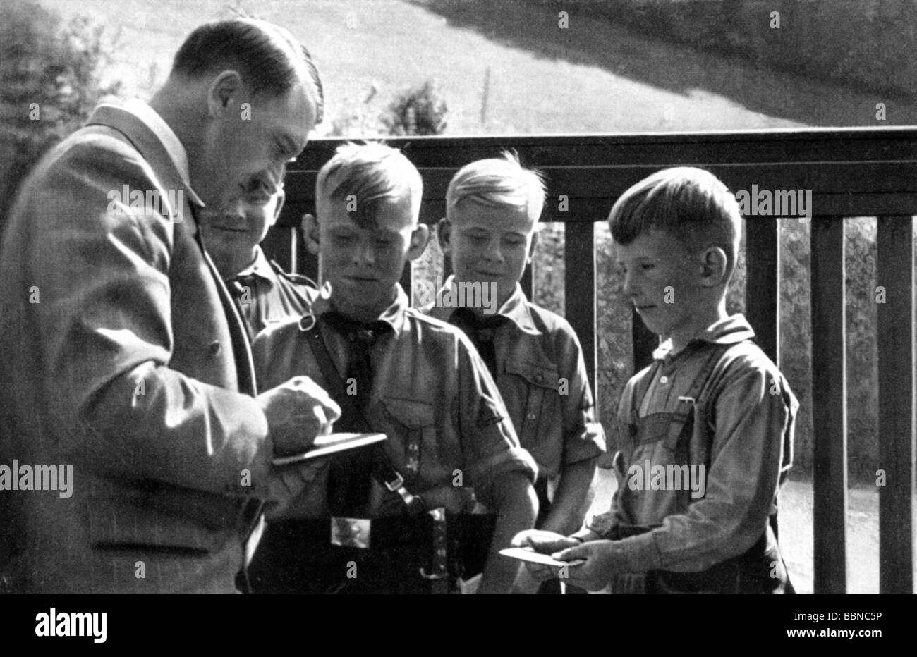 Hitler, Adolf, 20.4.1889 - 30.4.1945, politico tedesco (NSDAP), cancelliere di Fuehrer e Reich dal 1933, dando autografi ai ragazzi della gioventù di Hitler, Berghof, circa 1935, Foto Stock