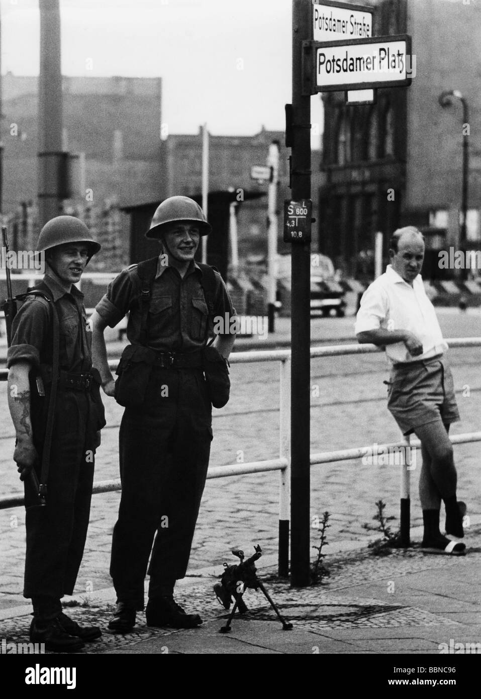 Geografia / viaggio, Germania, Berlino, muro, soldati britannici al muro, Potsdamer Platz, 1960s, , Foto Stock