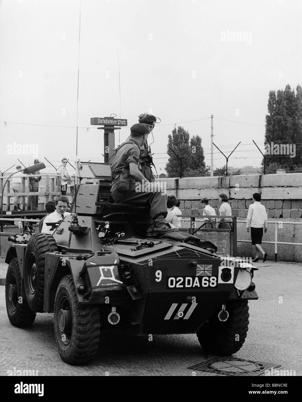 Geografia / viaggio, Germania, Berlino, muro, veicolo blindato britannico al muro, Potsdamer Platz, 1960s, , Foto Stock