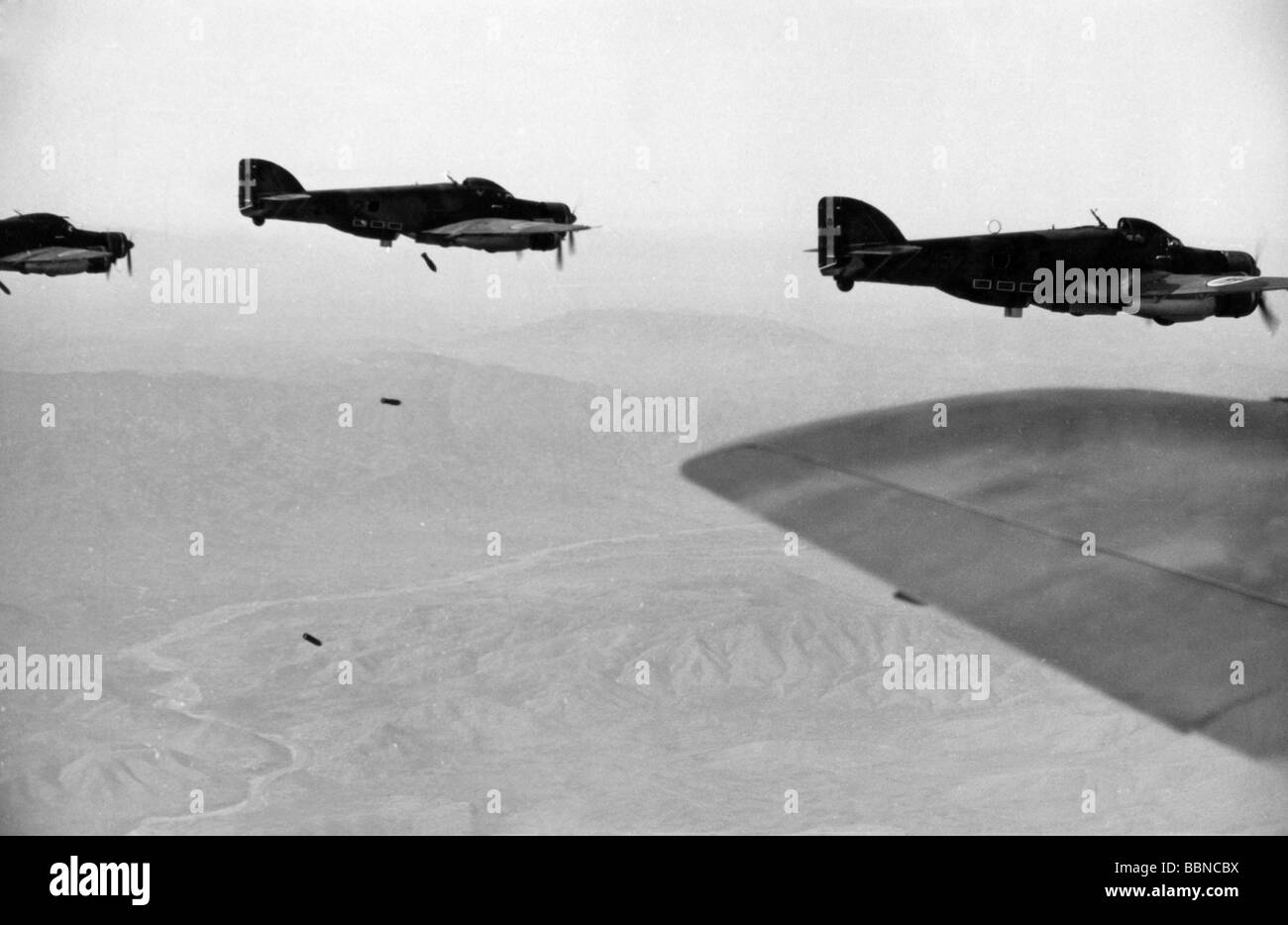 Eventi, Seconda guerra mondiale / seconda guerra mondiale, guerra aerea, bombe / bombardamenti, Bombardieri italiani Savoia Marchetti SM 79 'sparviero' bombe che sganciano sui Balcani, fine 1940 / inizio 1941, Foto Stock