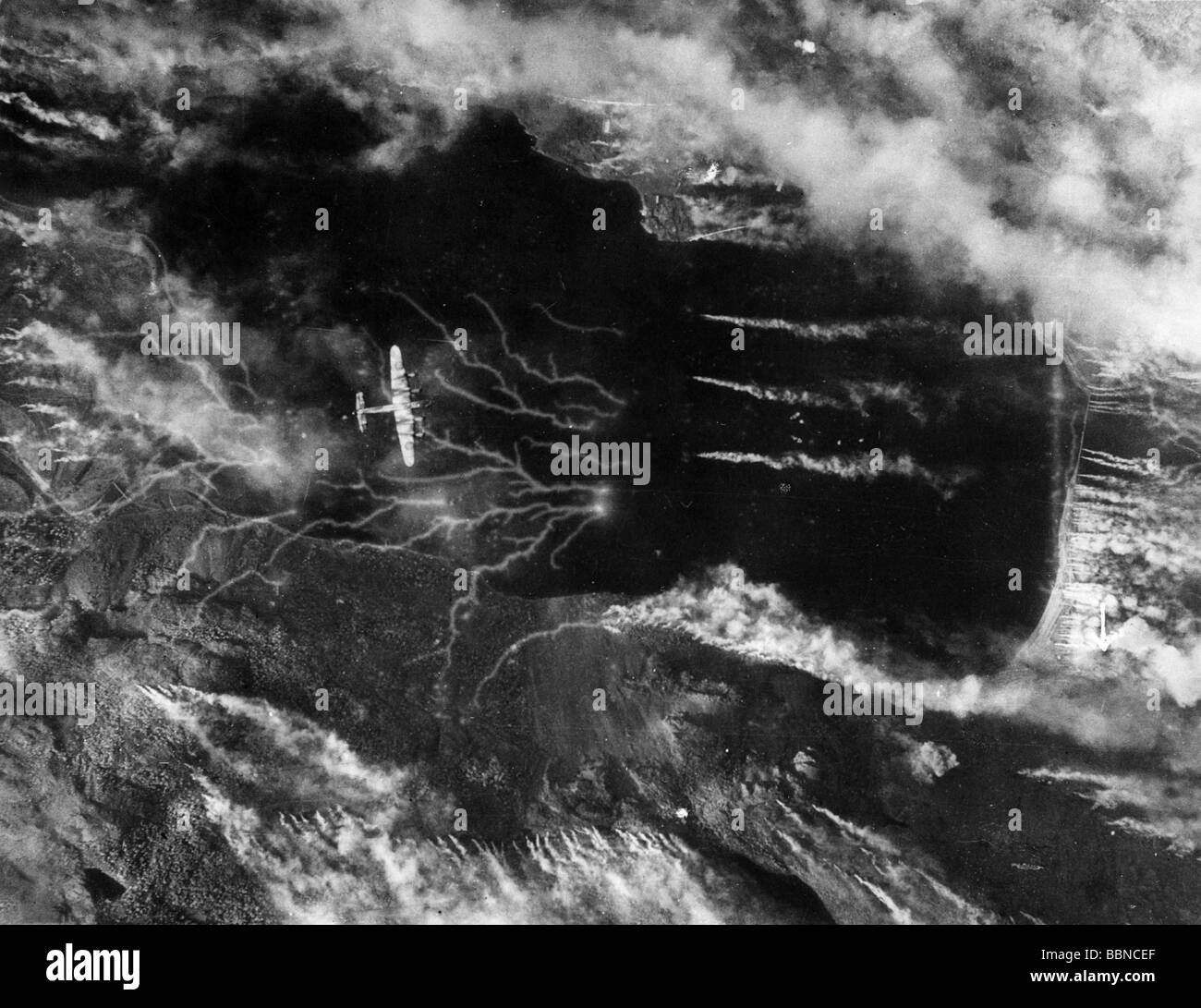 Eventi, Seconda guerra mondiale / seconda guerra mondiale, guerra navale, raid aereo britannico sulla corazzata tedesca 'Tirpitz', Altafjord , Norvegia, 15.9.1944, fotografia aerea, 'Lancaster' bombardiere su uno schermo artificiale di fumo, Foto Stock