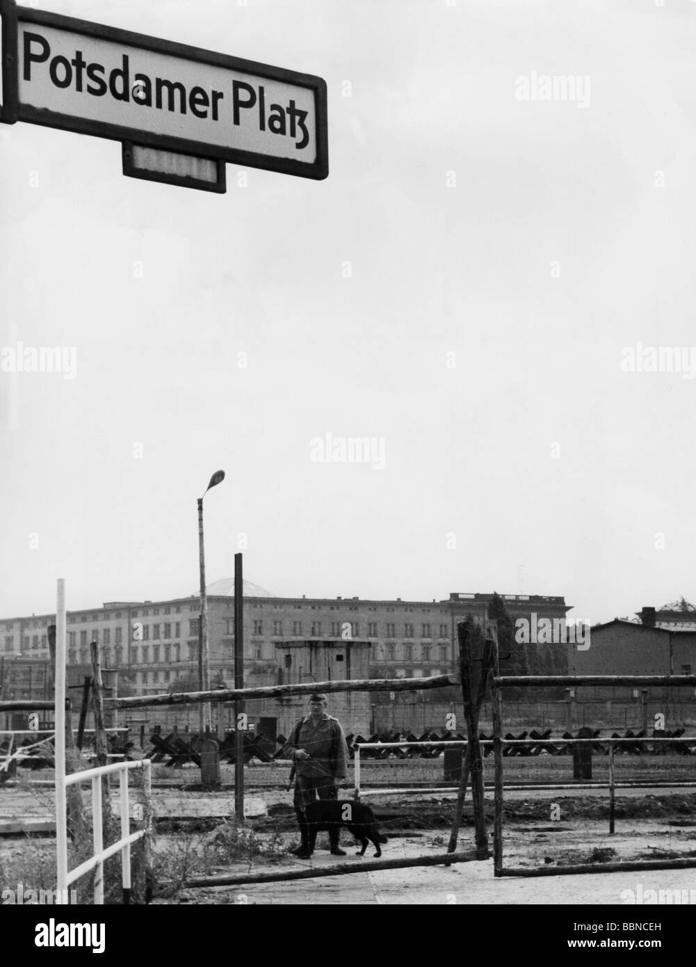 Geografia / viaggio, Germania, Berlino, sentinella delle truppe di confine della Germania orientale con cane, Potsdamer Platz, 1966, Foto Stock