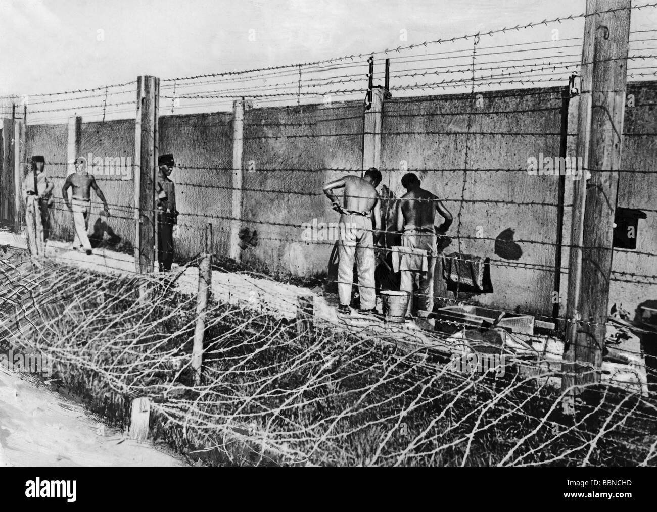 Nazismo / nazionalsocialismo, crimini, campi di concentramento, Dachau, costrizione del muro esterno, prigionieri al lavoro, agosto 1933, Foto Stock