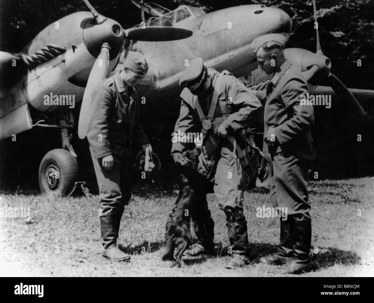 Eventi, Seconda guerra mondiale / seconda guerra mondiale, guerra aerea, persone, pilota di un combattente pesante tedesco Messerschmitt Bf 110 prima di una missione, salutando la sua mascotte, circa 1940, Foto Stock