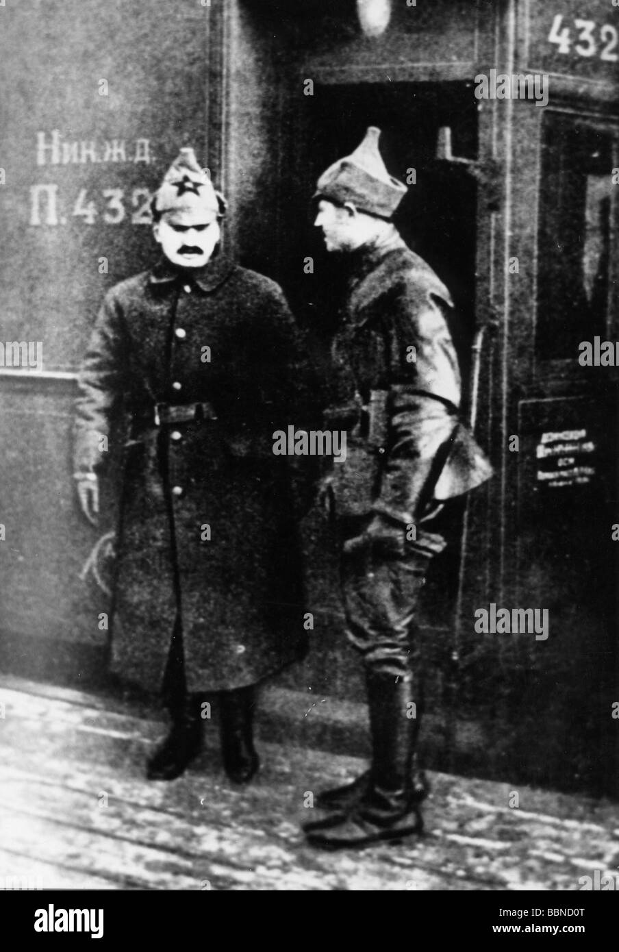 Trotsky, Leon (Lev Davidovich Bronstein), 7.11.1879 - 21.8 1940, politico sovietico a tutta lunghezza, come Commissario Popolare per l'esercito e gli affari della Marina, lasciando il suo treno speciale, circa 1920, Foto Stock