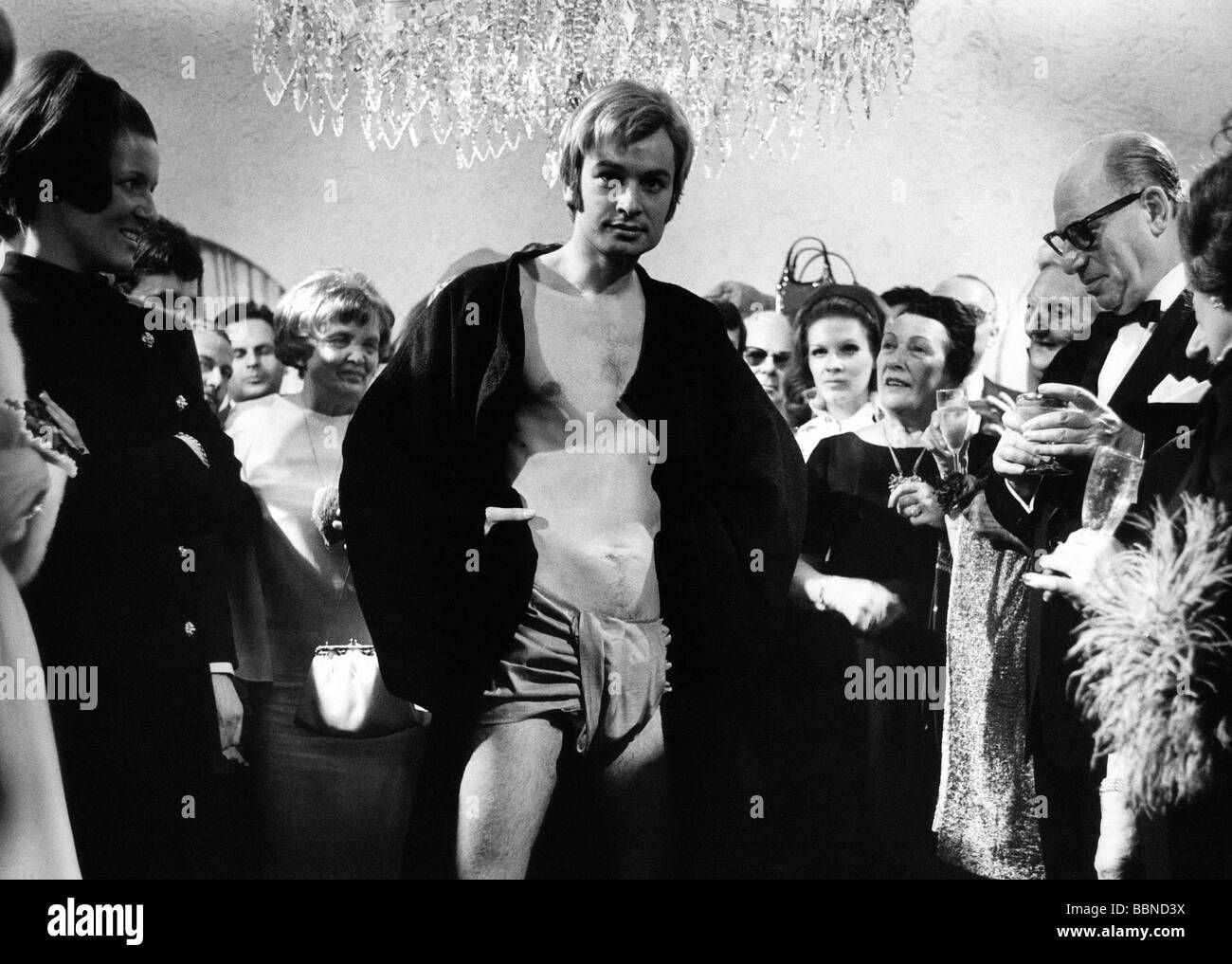 Moshammer, Rudolph, 27.9.1940 - 14.01.2005, stilista tedesco, presentazione della sua nuova collezione, Monaco, gennaio 1968, modello maschile con bauli da bagno e accappatoio corto, Foto Stock