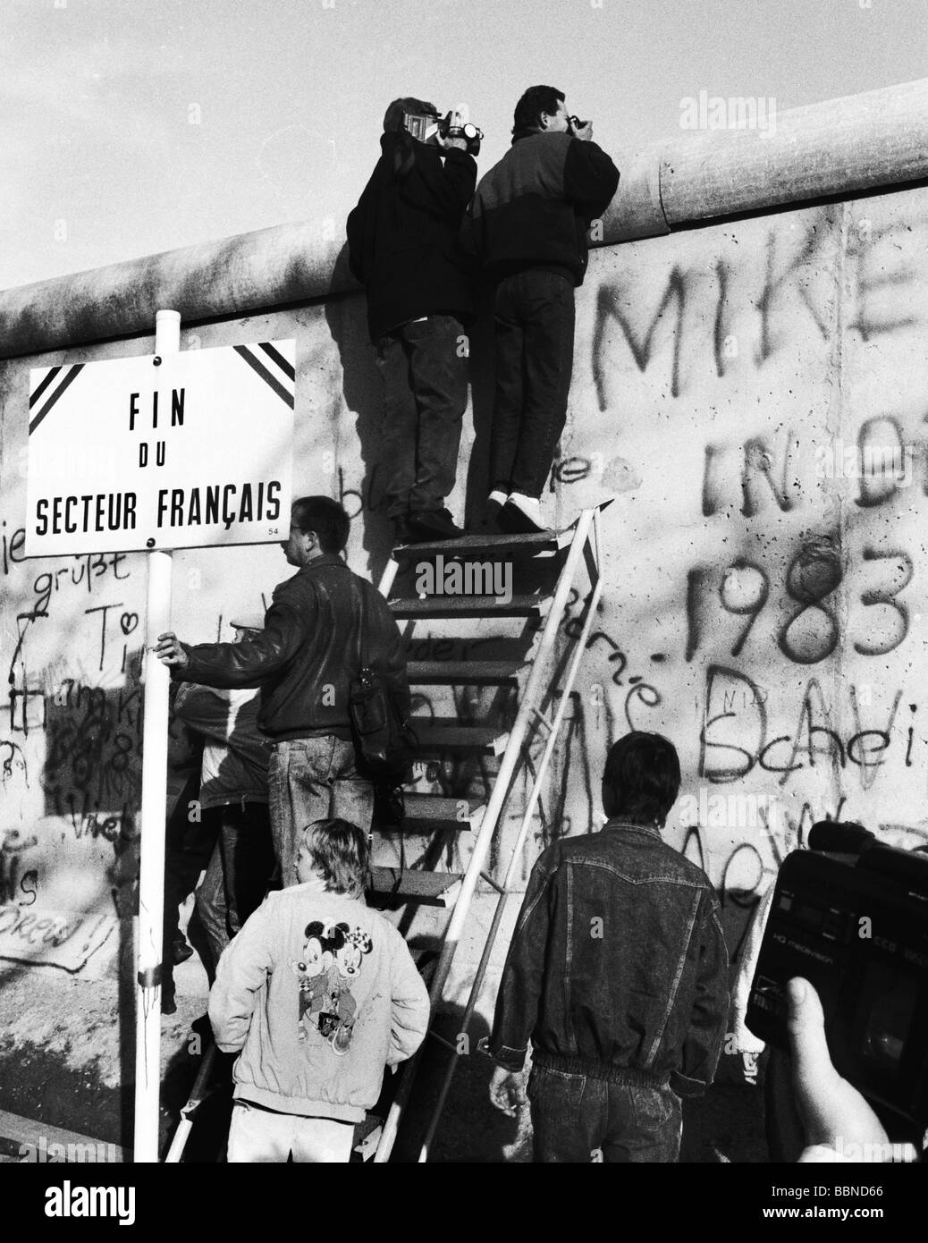Geografia / viaggio, Germania, riunificazione, Berlino, muro di Berlino, persone che guardano il muro al checkpoint Bernauer Strasse, 11.11.1989, Foto Stock