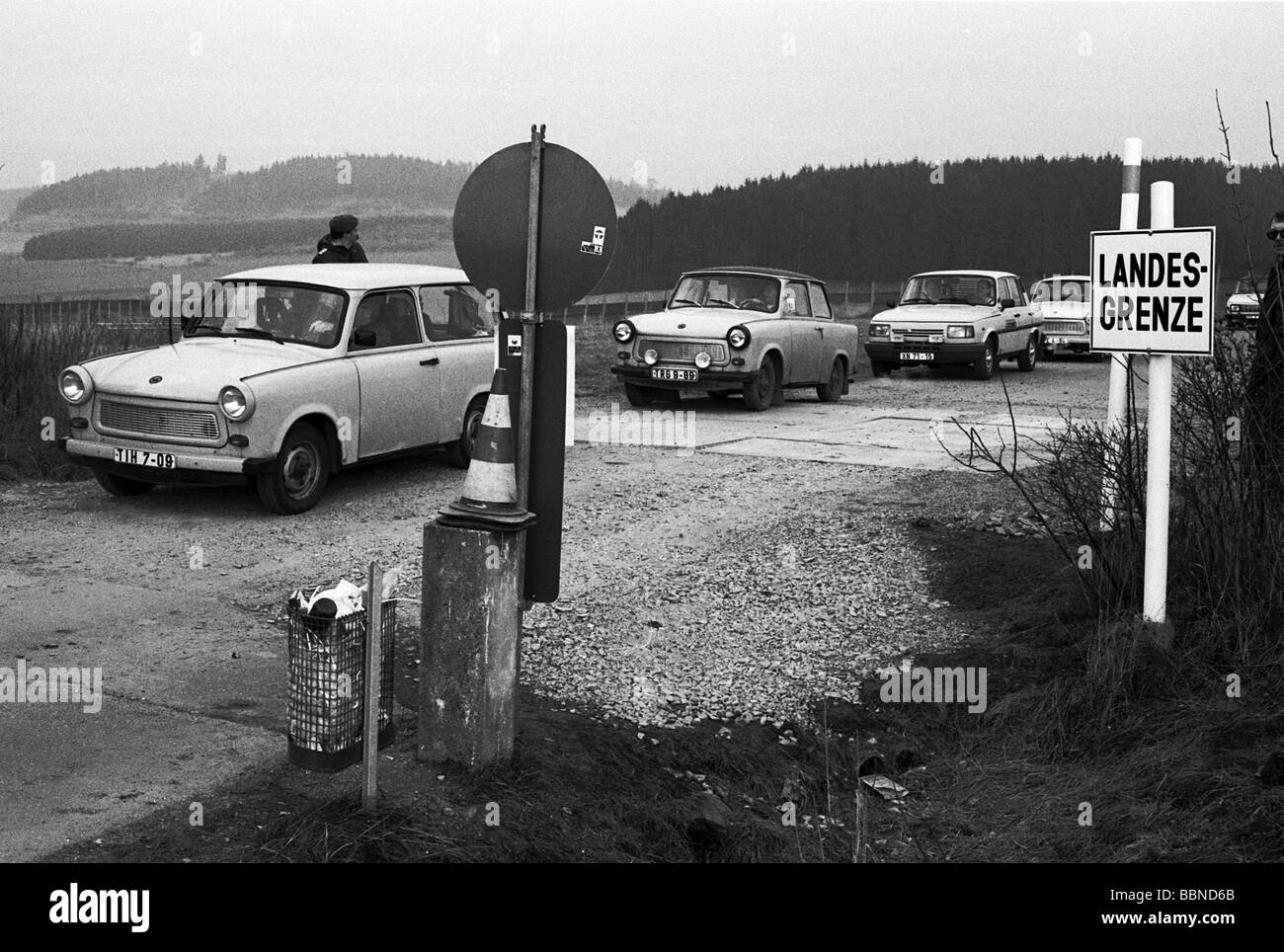 Geografia / viaggio, riunificazione, Baviera, auto da GDR attraversando il confine tedesco a Ullitz vicino Hof, 15.11.1989, Germania orientale, storico, storico, 20th secolo, 1980s, 80s, Germania orientale, checkpoint, Trabant, Trabi, auto, traffico, trasporto / trasporto, persone, guida, apertura, caduta, giù, politica, novembre '89, novembre 89, Foto Stock