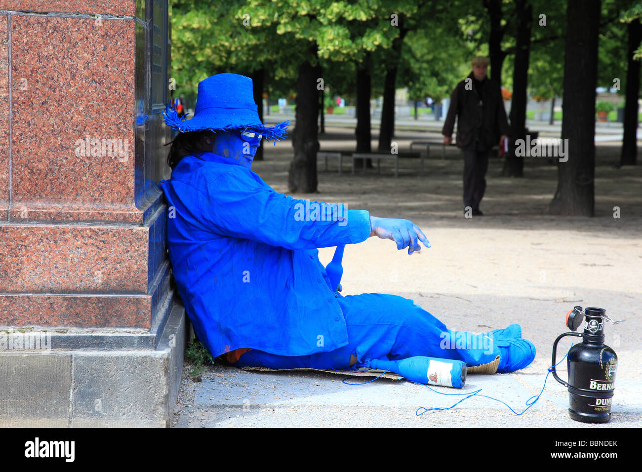 Uomo Vestito in blu Berlin Germania Europa Foto Stock