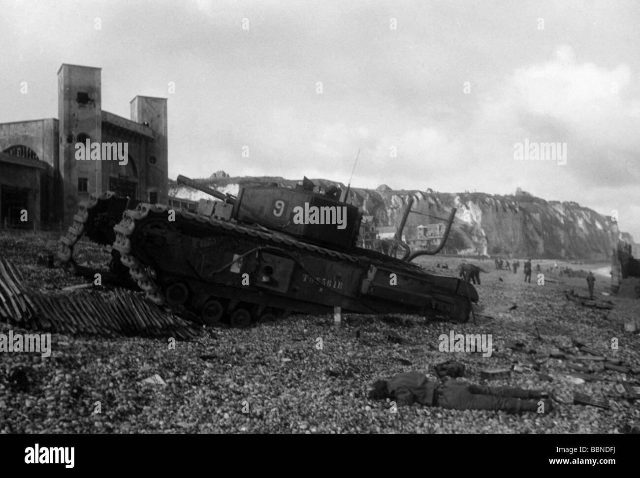 Eventi, Seconda guerra mondiale / seconda guerra mondiale, Francia, Dieppe, 19.8.1942, distrutto 'Churchill' serbatoio del 14th Canad Army Tank Regiment (Calgary Tanks), di fronte a un soldato caduto, Foto Stock