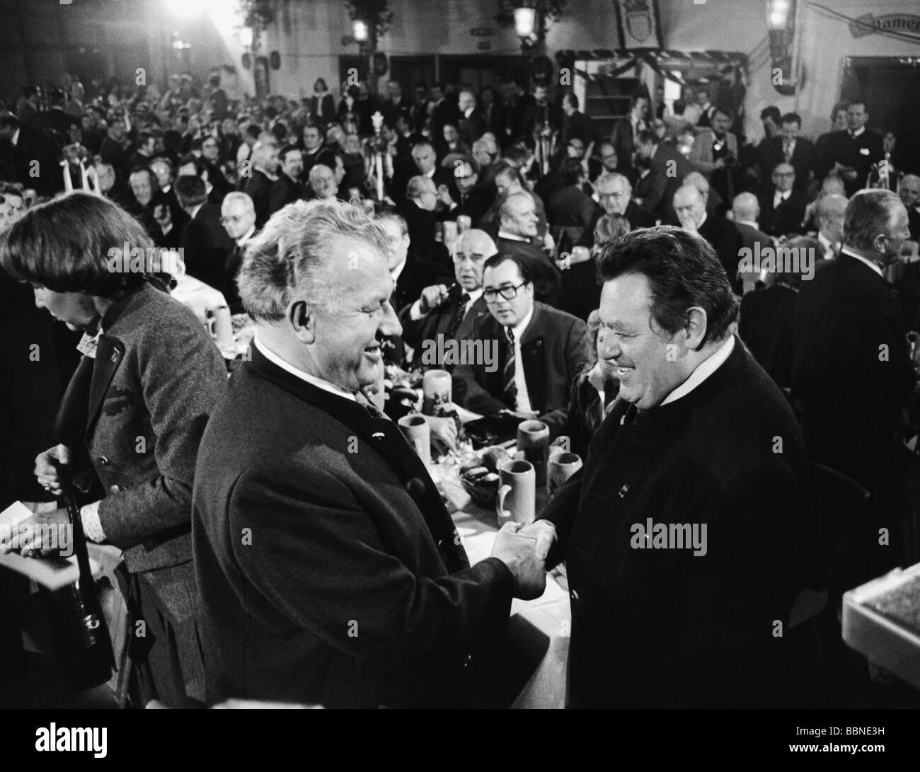Schoerghuber, Josef, 14.4.1920 - 18.5.1995, imprenditore tedesco, di mezza lunghezza, con il primo ministro bavarese Franz Josef Strauss, apertura della stagione di Starkbier, Salavator Cellar, Nockherberg, Monaco, circa 1980, Foto Stock