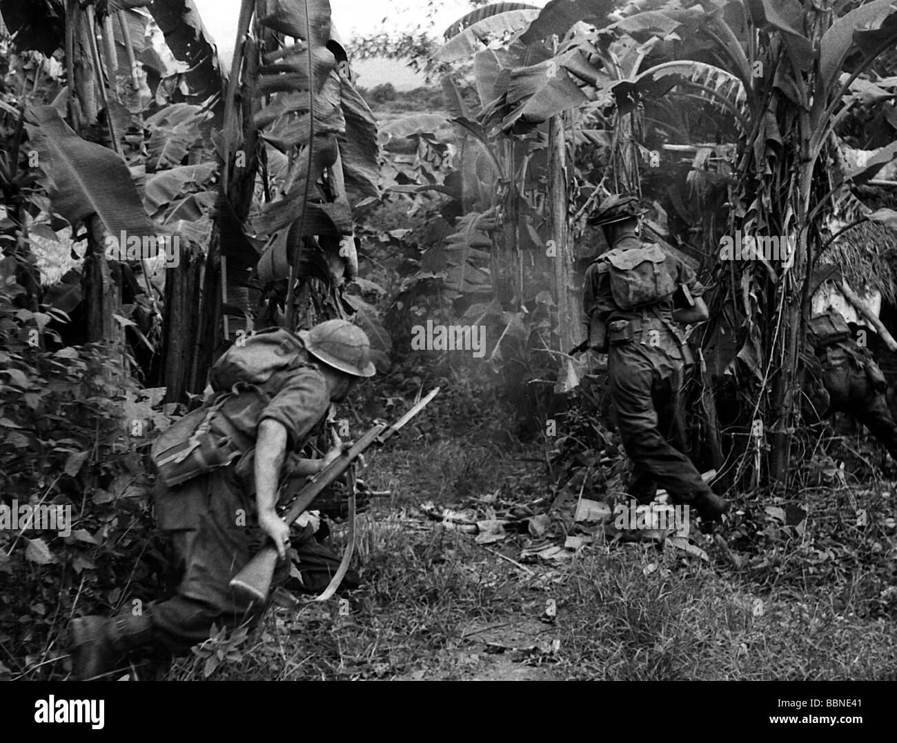 Eventi, Seconda guerra mondiale / seconda guerra mondiale, Asia sudorientale, Birmania, soldati britannici che avanzano in un boschetto di banane, circa 1944 / 1945, Foto Stock