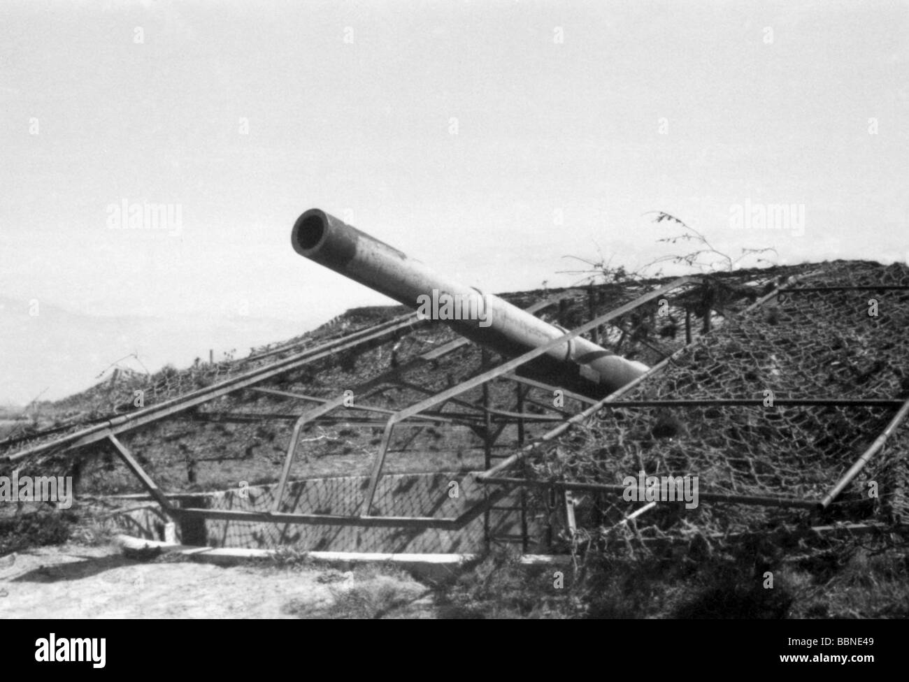 Eventi, Seconda guerra mondiale / seconda guerra mondiale, Francia, Atlantic Wall, camuffato tedesco pistola emplacement sulla costa occidentale francese vicino a Biarritz, 28.4.1943, Foto Stock