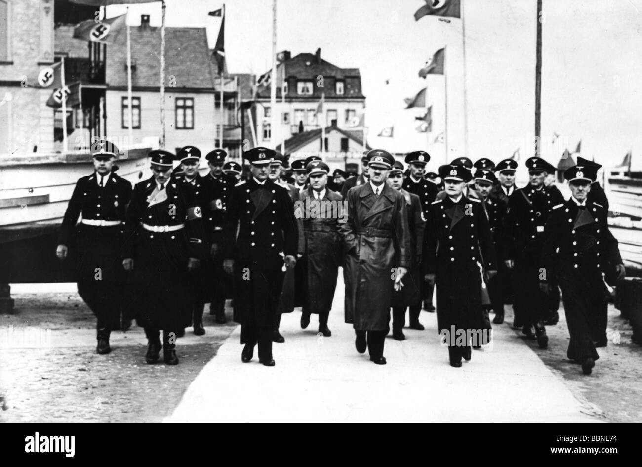 Hitler, Adolf, 20.4.1889 - 30.4.1945, politico tedesco (NSDAP), cancelliere di Fuehrer e Reich dal 1933, a tutta lunghezza, visitando Helgoland, a sinistra accanto a Hitler: Ammiraglio Erich Raeder, Foto Stock