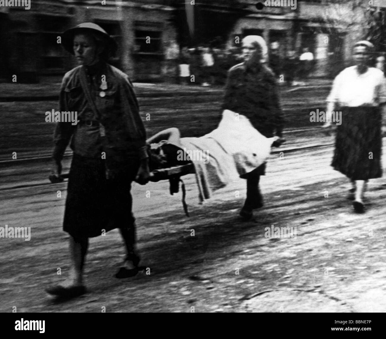 Eventi, Seconda guerra mondiale / seconda guerra mondiale, Russia, Leningrado, assedio, settembre 1941 - gennaio 1944, ambulanze donne che portano una donna ferita su una barella, 1941, servizio medico, casco di acciaio britannico, Grande Guerra Patriottica, URSS, Unione Sovietica, medaglia, miseria, difficoltà, civili, vittime, medic, medici, 20th secolo, storico, storico, persone, 1940s, femmina, Foto Stock