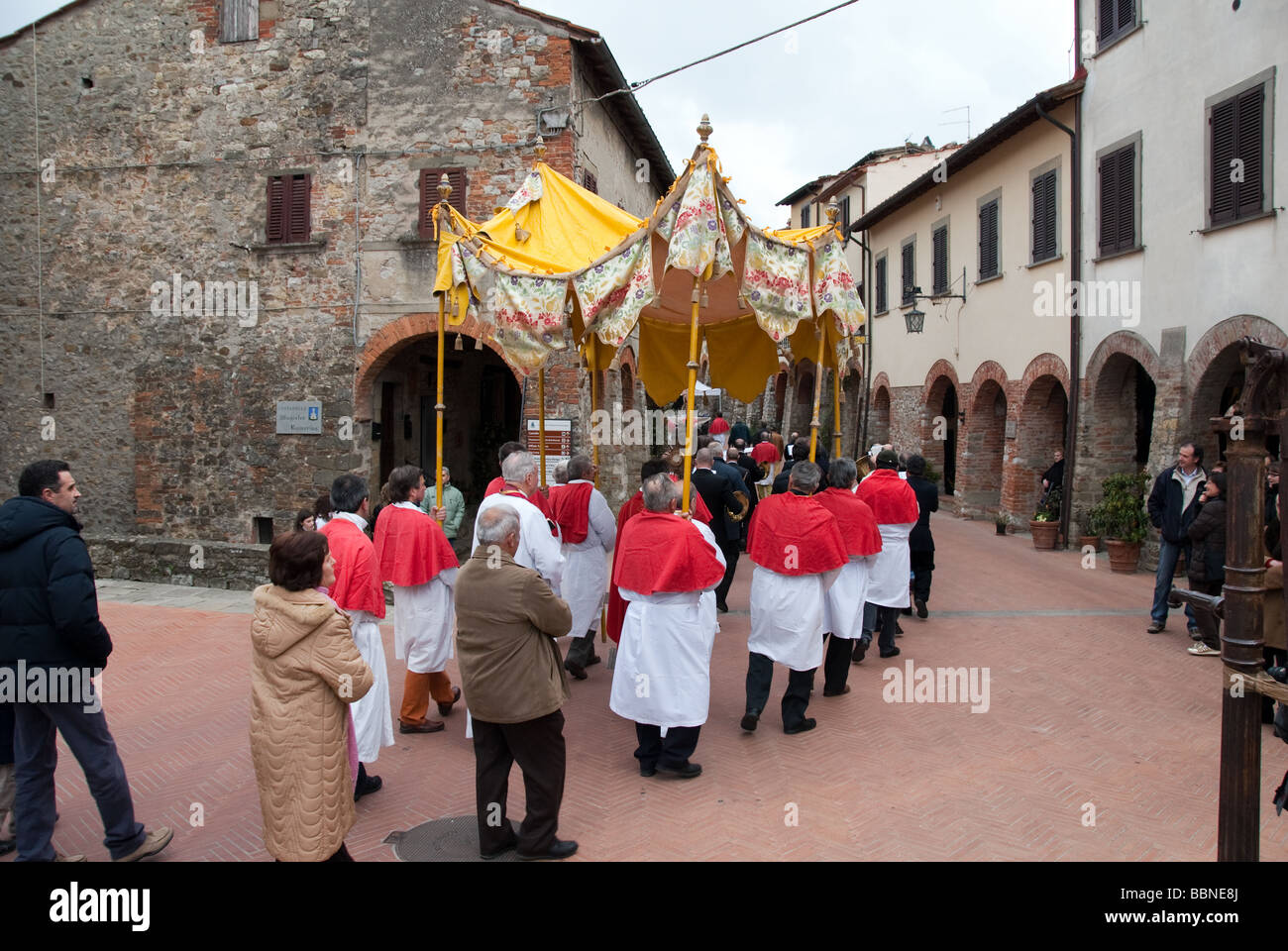Processione religiosa nella piccola città di Civitella in Val di Chiana, Toscana Italia Foto Stock