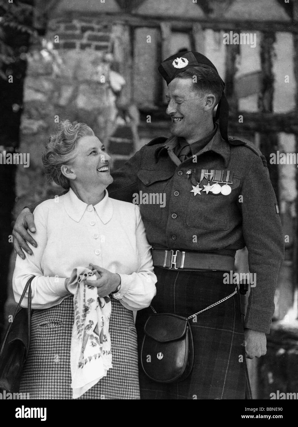 Militare, Gran Bretagna, Walter Philips, batterista nella 51st Highland Division, con una donna francese, che lo nascose dai tedeschi nel 1940 e fece il suo volo dalla Francia possibile, 12.6.1950, Foto Stock