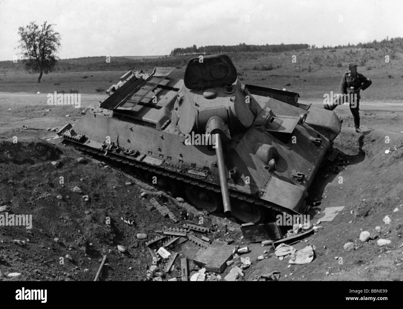 Eventi, Seconda guerra mondiale / seconda guerra mondiale, Russia 1941, avanzata tedesca, bussato al carro armato sovietico T-34/76, soldato tedesco della Luftwaffe che lo ispeziona, luglio 1941, Foto Stock