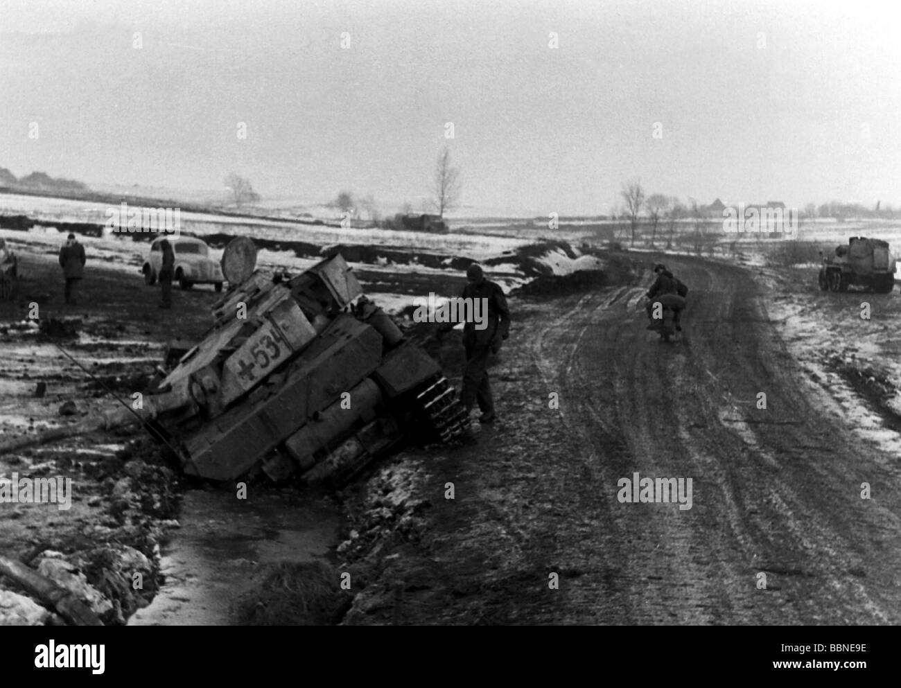 Eventi, Seconda guerra mondiale / seconda guerra mondiale, Russia 1942 / 1943, Crimea, Ucraina, penisola di Kerch, serbatoio tedesco (Panzer IV Ausf. H) scivolato in fossa stradale, inverno 1943 / 1944, Wehrmacht, carri armati, Unione Sovietica, URSS, 20th secolo, storico, storico, neve, veicoli, fronte orientale, soldati, Terzo Reich, militare, popolo, 1940s, Foto Stock