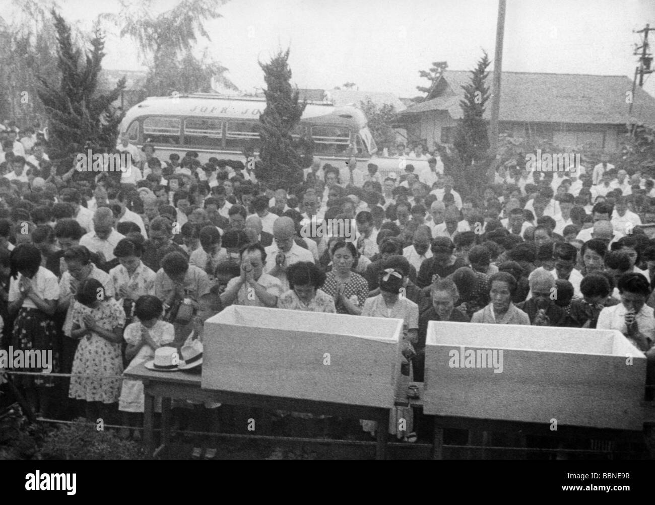 Geografia / viaggio, persone, cittadini di Hiroshima durante un incontro commemorativo in ricordo del bombardamento atomico della città nel 1945, agosto 1951, Seconda guerra mondiale, seconda guerra mondiale, Asia, 20th secolo, storico, storico, folla, pregare, cerimonia, preghiera, giorno di lutto, 1950s, Foto Stock