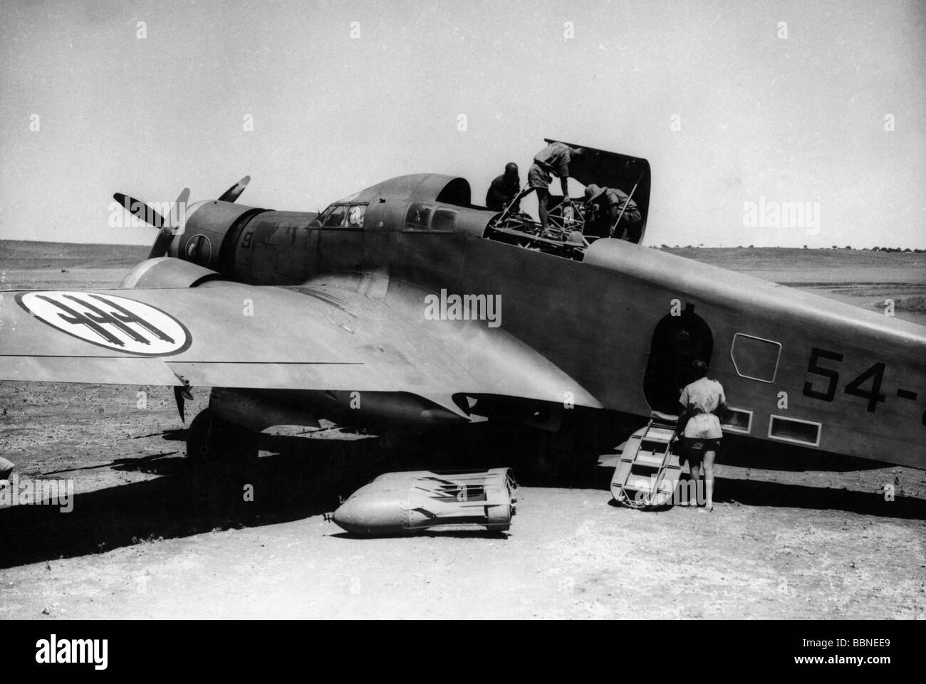 Eventi, Seconda guerra mondiale / seconda guerra mondiale, guerra aerea, aereo, bombardiere italiano Savoia Marchetti SM 79 'sparviero' è in preparazione per una missione, Nord Africa, circa 1941, Foto Stock