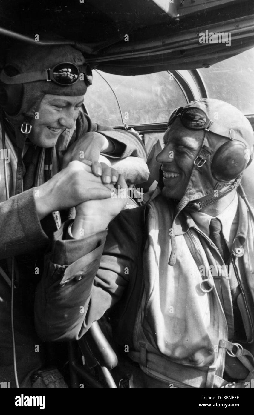 Eventi, Seconda guerra mondiale / seconda guerra mondiale, guerra aerea, aereo, dettagli / interni, osservatore di un aereo tedesco di ricognizione marittima congratulandosi con il suo pilota per la sua 1000th ora di volo, Constanta, Romania, 12.5.1944, barca volante Blohm & Voss BV 138, Germania, 20th secolo, osservazione, storico, aereo, aerei, Wehrmacht, Luftwaffe, Terzo Reich, recce, A lungo raggio, barche, BV138, BV-138, soldati, pilota, aviatore, aviatori, uniforme, uniformi, giubbotto di salvataggio, giubbotti di salvataggio, giubbotto di salvataggio, giubbotti, giubbotti, giubbotti, soldato, persone, 1940s, Foto Stock