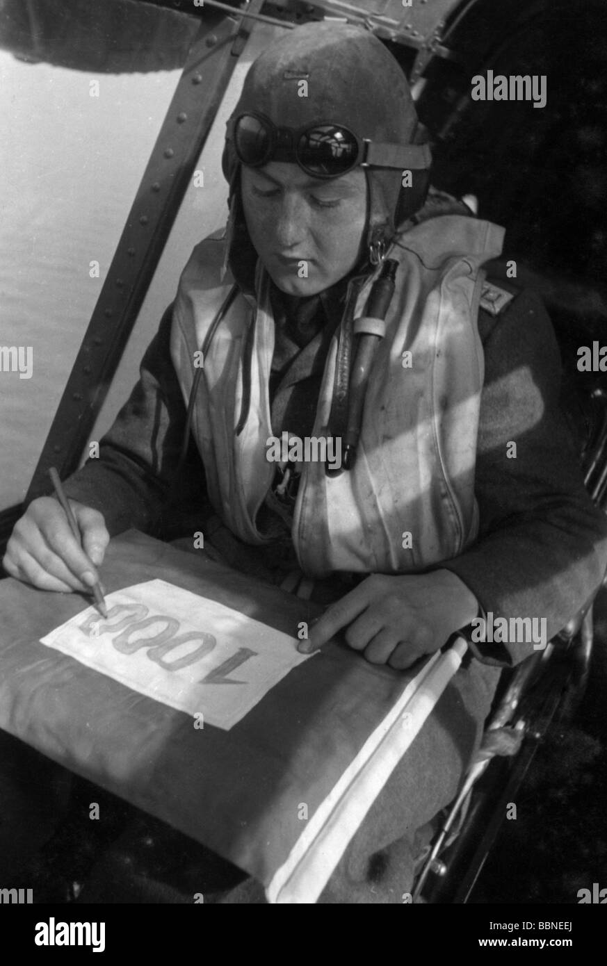 Eventi, Seconda guerra mondiale / seconda guerra mondiale, guerra aerea, aereo, dettagli / interni, l'equipaggio di un aereo tedesco di ricognizione marittima ha completato la loro 1000th ora di volo, osservatore numero di disegno su una bandiera, Constanta, Romania, 12.5.1944, barca di volo Blohm & Voss BV 138, Germania, 20th secolo, osservazione, storico, aereo, aerei, Wehrmacht, Luftwaffe, Third Reich, recce, long-range, boats, BV138, BV-138, Soldiers, pilot, aviatore, aviatori, uniforme, uniformi, giubbotto salvagente, giubbotti, giubbotti, giubbotti, Giacche, soldato, persone, 1940s, Foto Stock