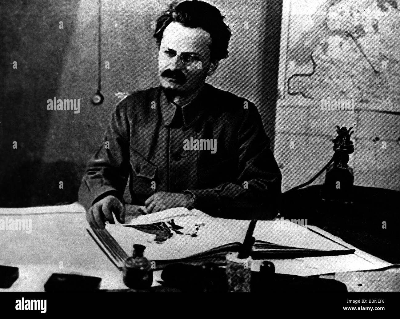 Trotsky, Leon (Lev Davidovich Bronstein), 7.11.1879 - 21.8 1940, politico sovietico, commissario Popolare per l'esercito e la Marina 1918 - 1925, alla sua scrivania, circa 1920, Foto Stock