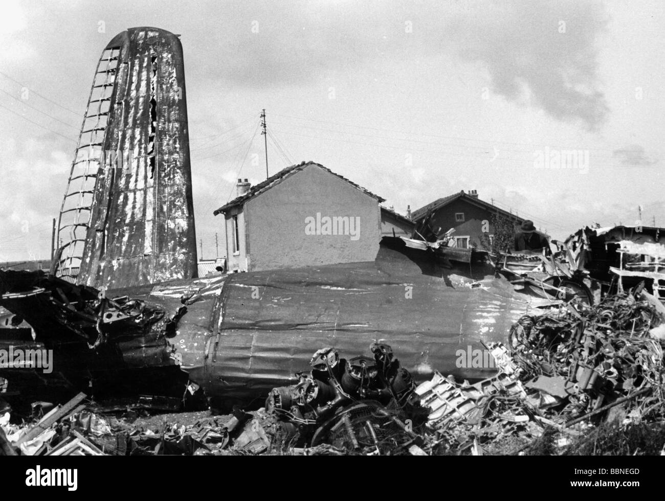 Eventi, Seconda guerra mondiale / seconda guerra mondiale, guerra aerea, aereo, schiantato / danneggiato, relitto di un Breve britannico Stirling bombardiere, abbattuto il 30.5.1942 su Parigi, relitto, RAF, Royal Air Force, aereo, aerei, 20th secolo, storico, Inghilterra, Gran Bretagna, distrutto, bomba guerra, Bombardiere comando, coda unità, Francia, attentato, zona residenziale, 1940s, Foto Stock