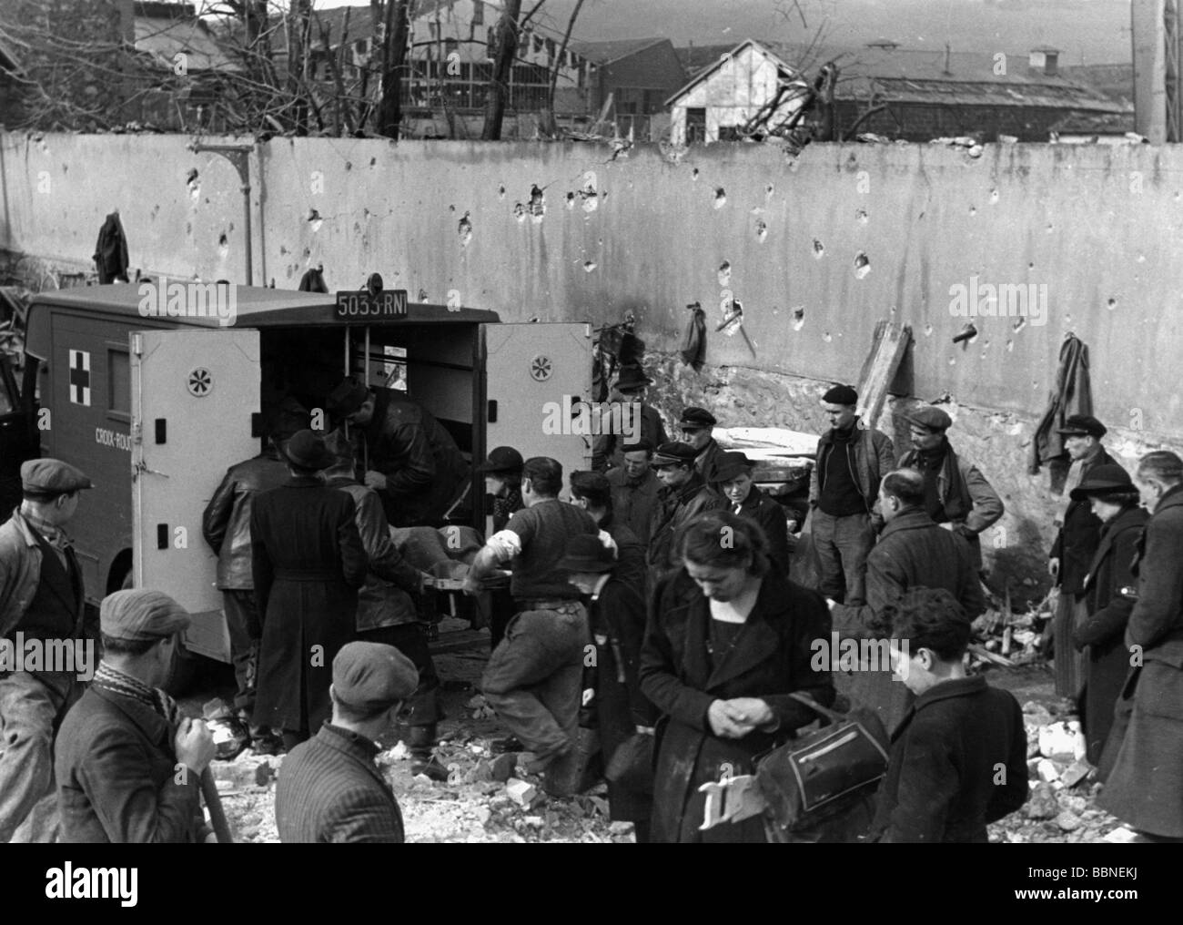 Eventi, Seconda guerra mondiale / seconda guerra mondiale, guerra aerea, Francia 1942 / 1943, salvataggio dei feriti dopo un raid aereo britannico su Parigi, primavera 1942, 20th secolo, storico, storico, bomba guerra, vittima, vittime, Croce Rossa, feriti, civili, ambulanza, muro, evacuazione, attacco bombardamento, salvataggio, recupero, RAF, Royal Air Force, Bomber Command, persone, 1940s, Foto Stock